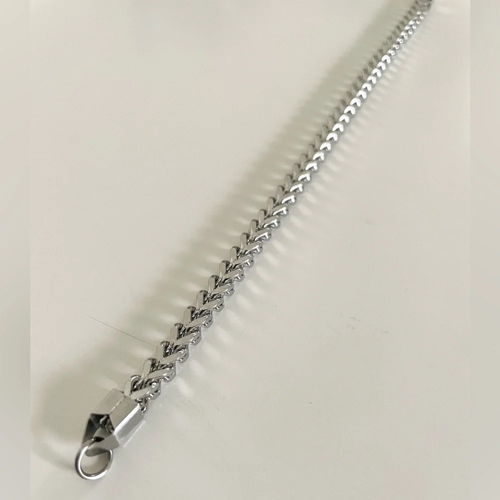 Unisex Silver Tone Lightweight Metal Chain Bracelet 8.25” Inch